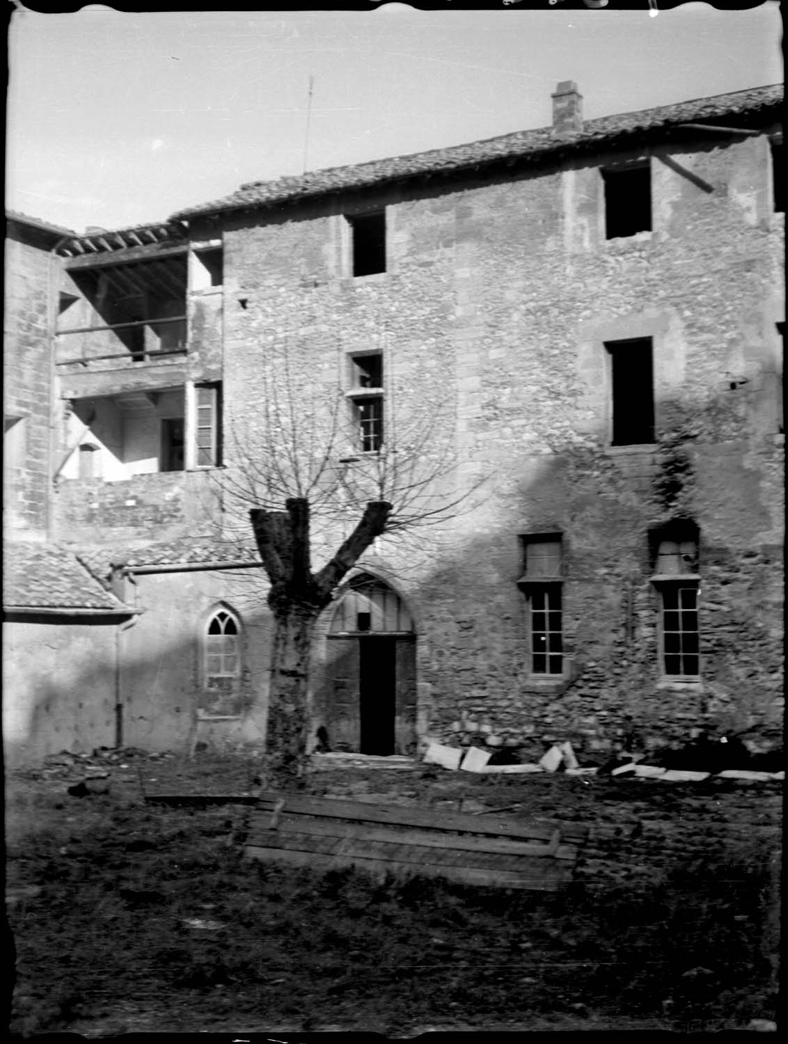 Bâtiment nord-est : façade sud-est sur cour