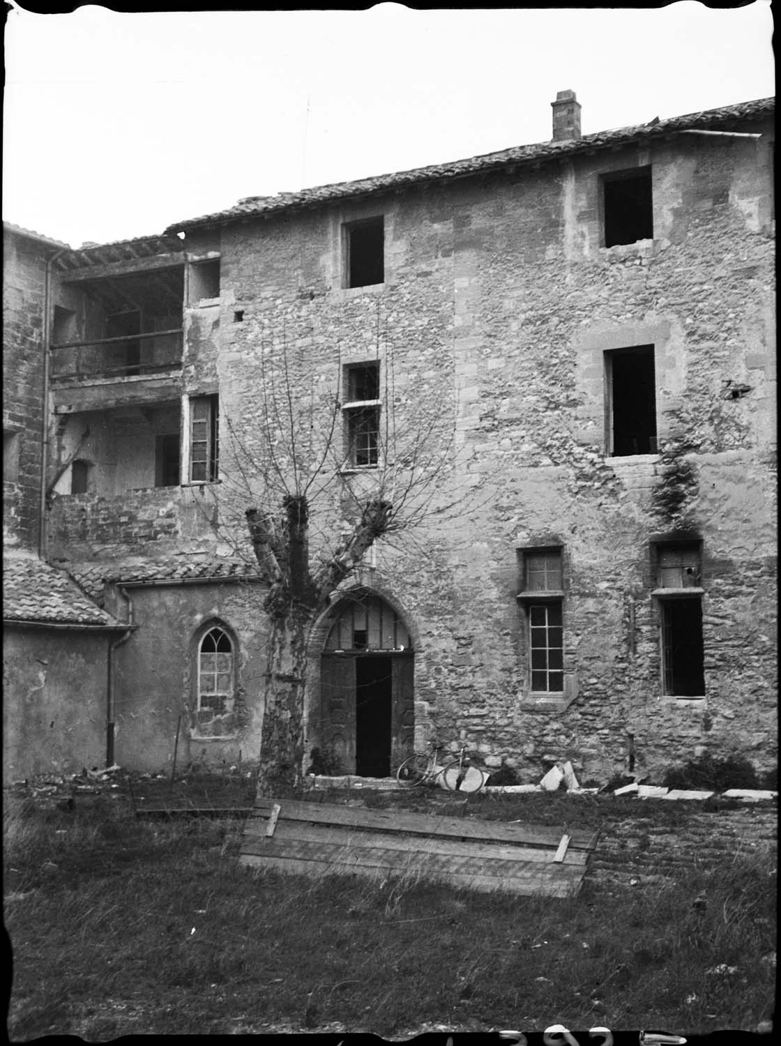 Bâtiment nord-est : façade sud-est sur cour