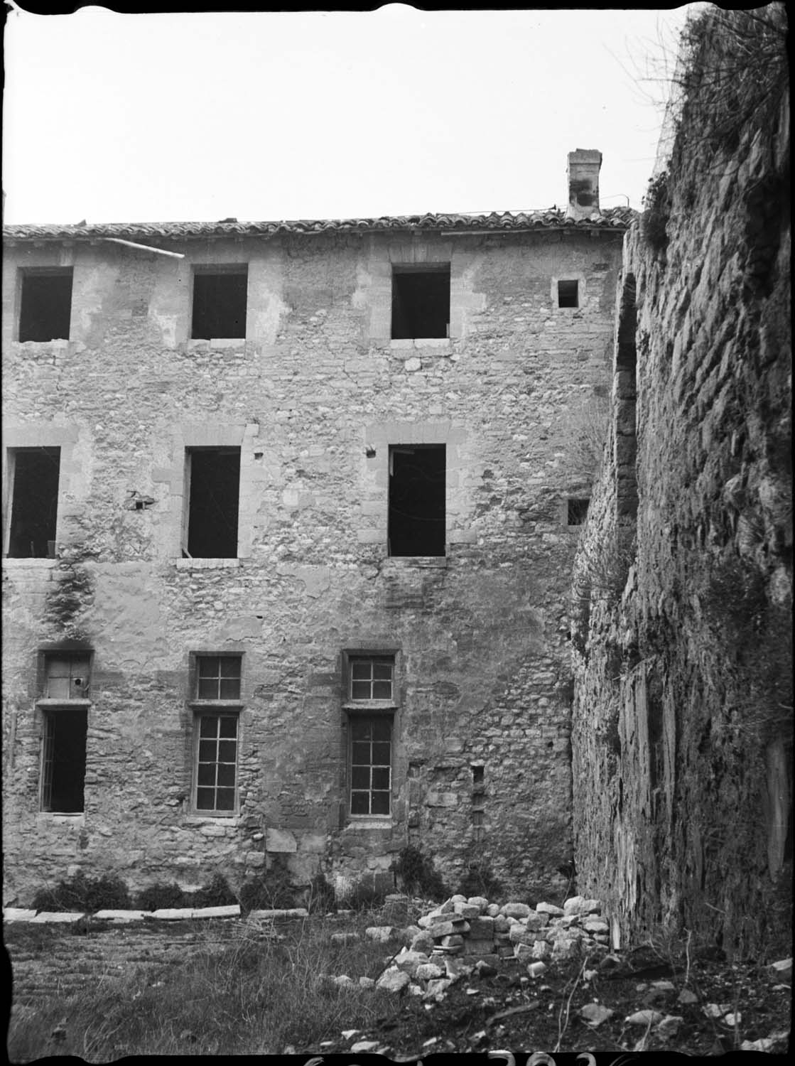 Bâtiment nord-est : façade sud-est sur cour