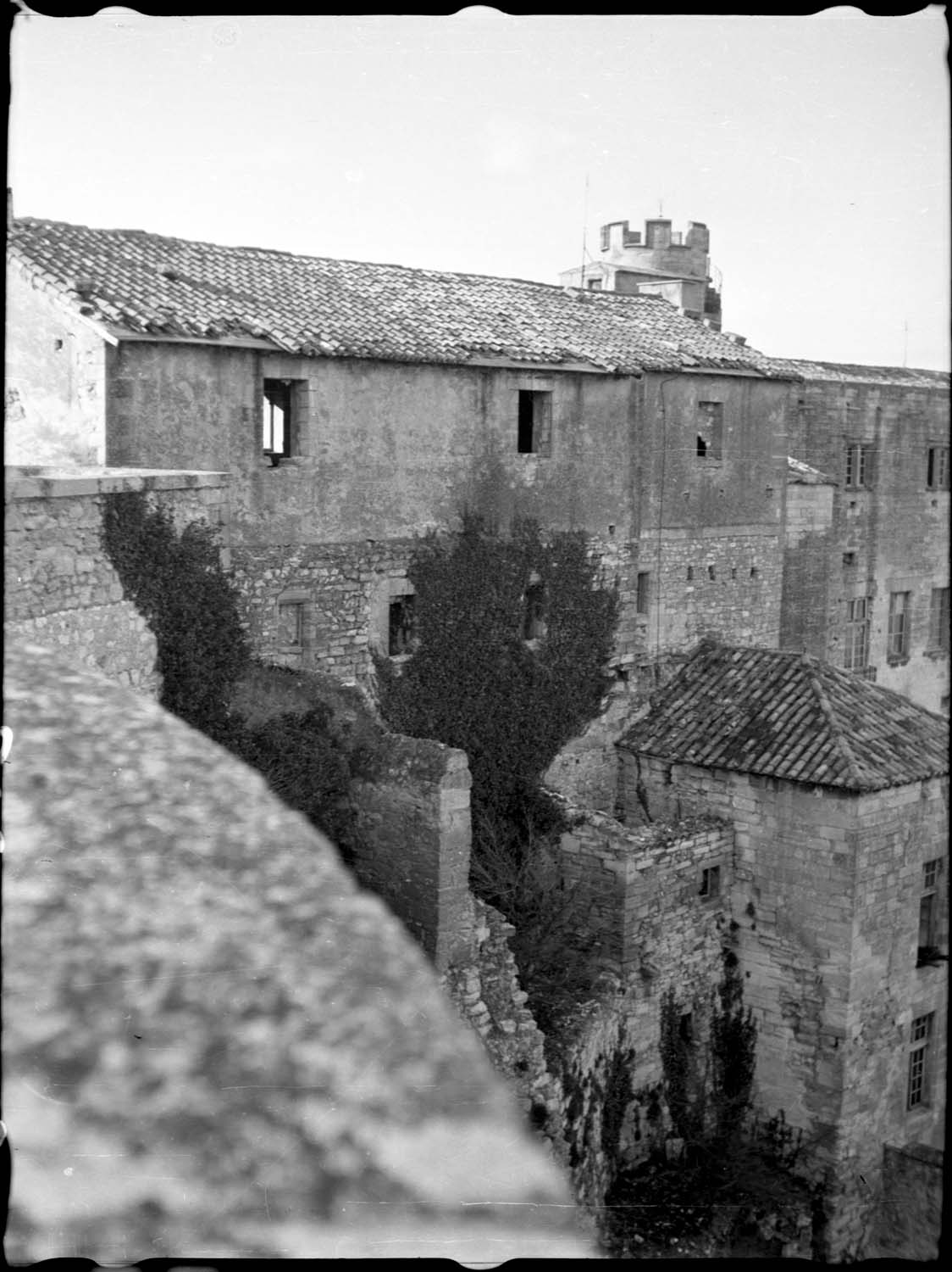 Bâtiment nord-est, façade nord-ouest sur le Rhône : vue prise du clocher des Doms