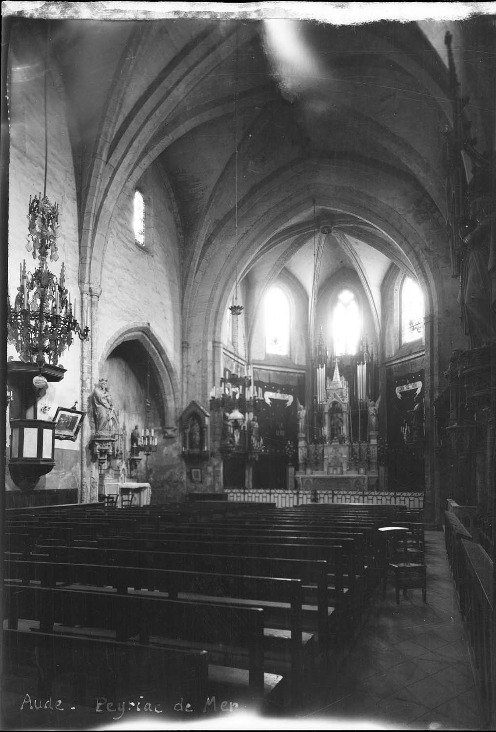 Intérieur de la nef en direction du choeur