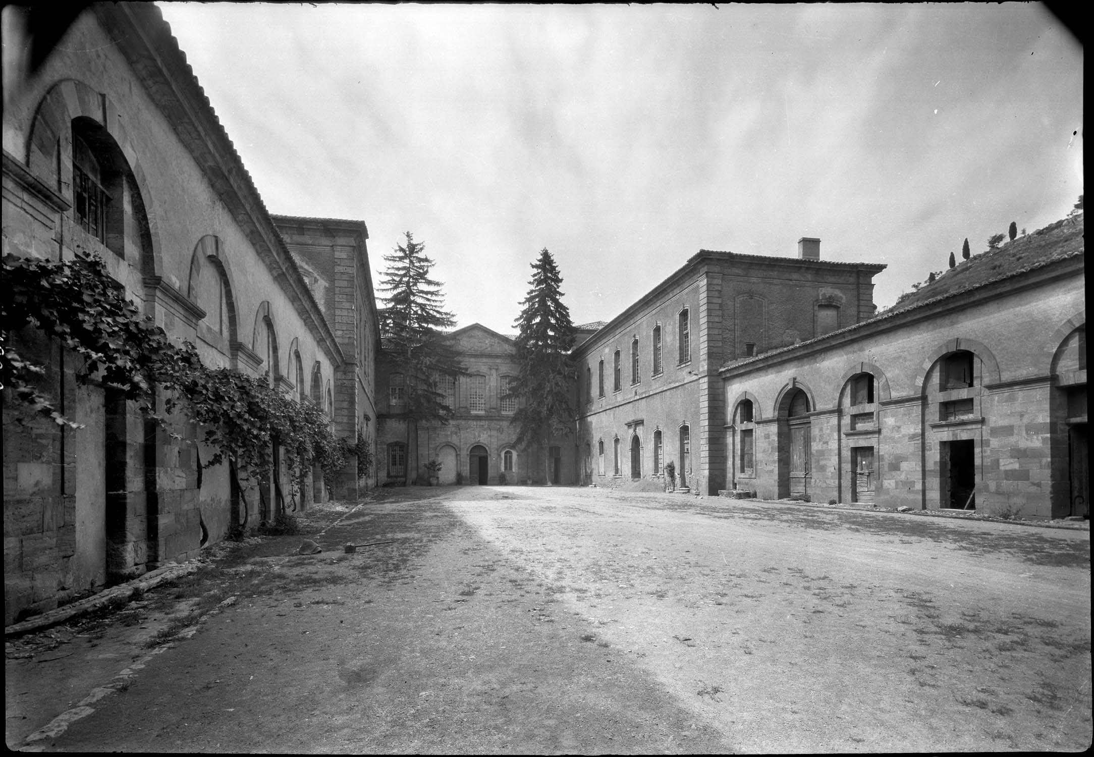 Perspective sur les bâtiments de la cour d’honneur prise depuis l’entrée