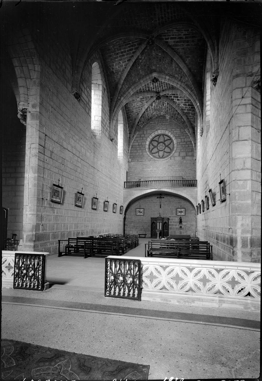 Intérieur de la nef de l’église pris depuis le choeur