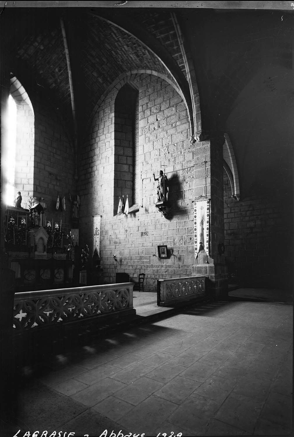 Vue intérieure d’une chapelle de l’église