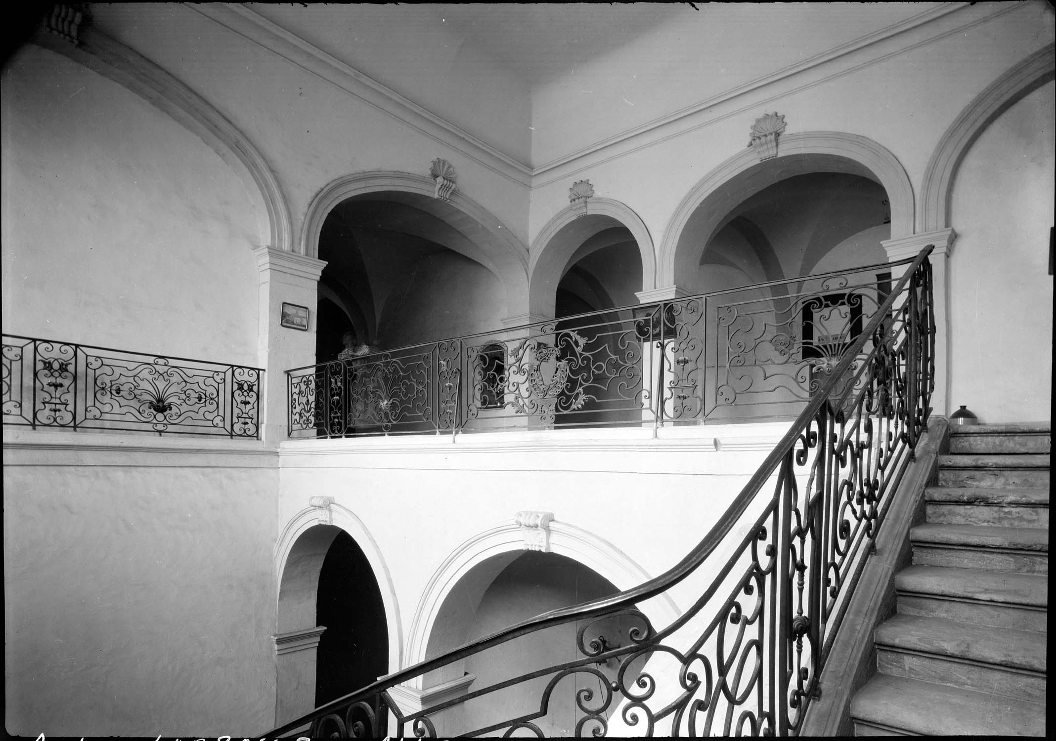 Rampe d’escalier dans le palais abbatial