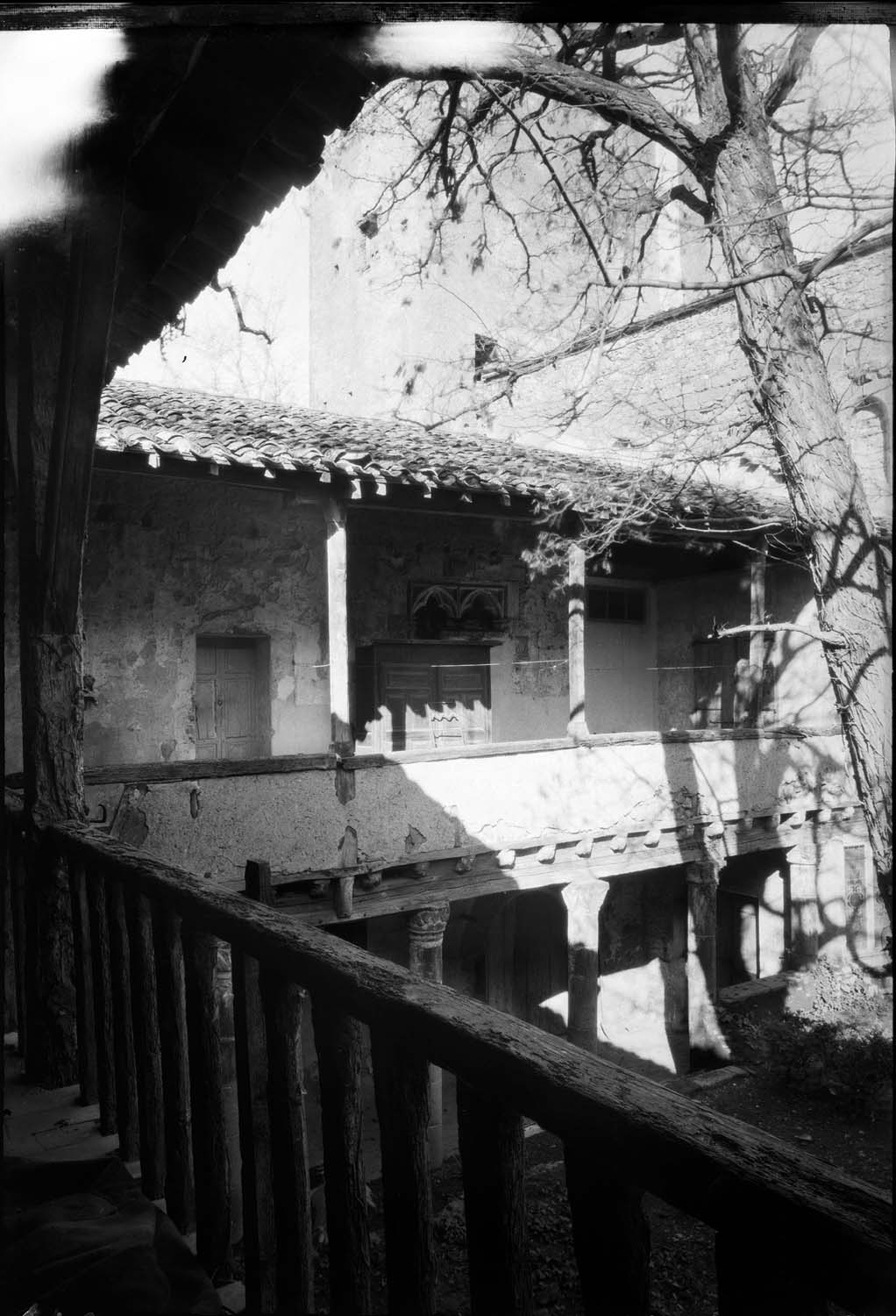 Cour et galerie du logis abbatial : vue prise depuis le balcon