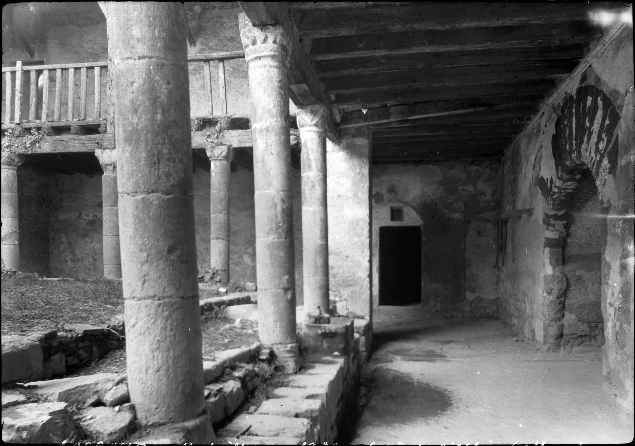 Vue d’une galerie donnant sur la cour du logis abbatial