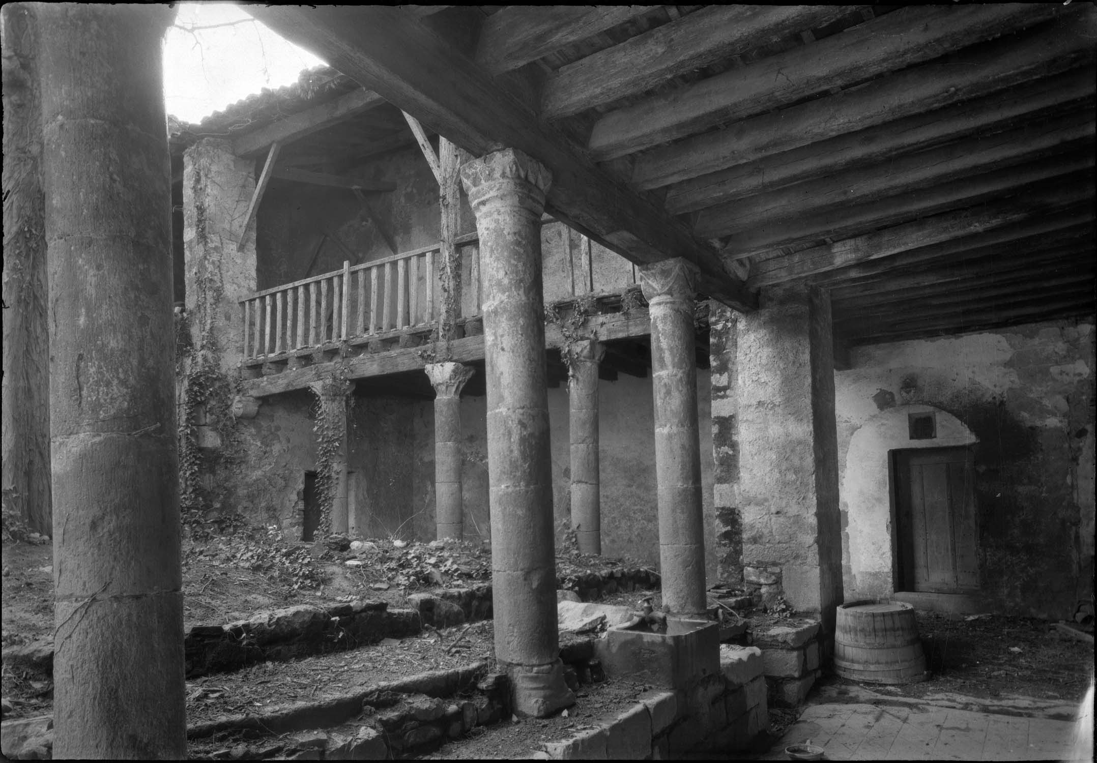 Vue d’une galerie donnant sur la cour du logis abbatial