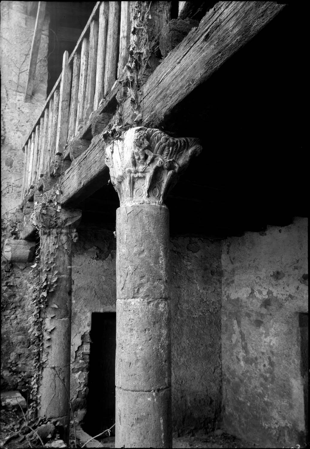 Plan rapproché sur une colonne de la galerie sur cour du logis abbatial