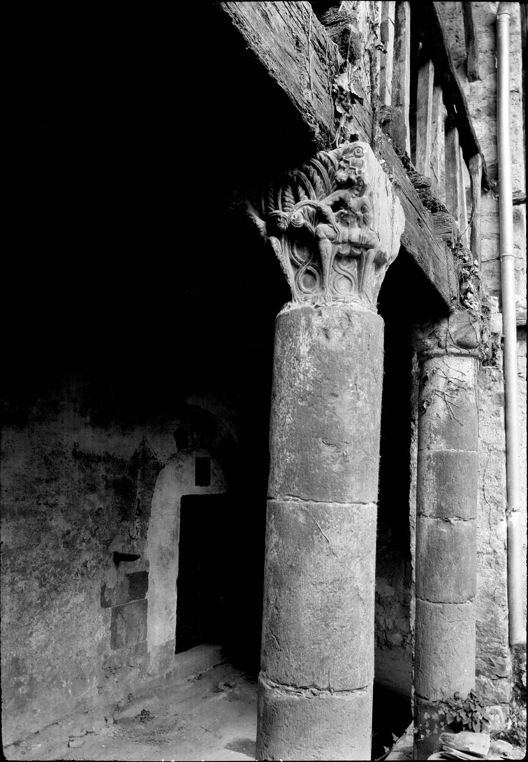 Plan rapproché sur une colonne de la galerie sur cour du logis abbatial