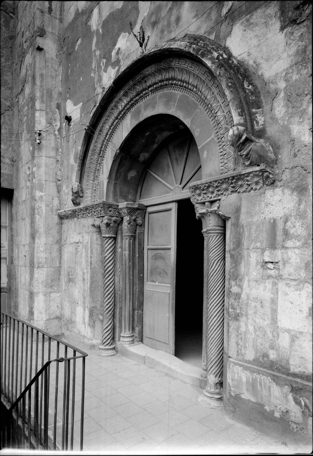 Porte d’accès ouvrant sur un balcon