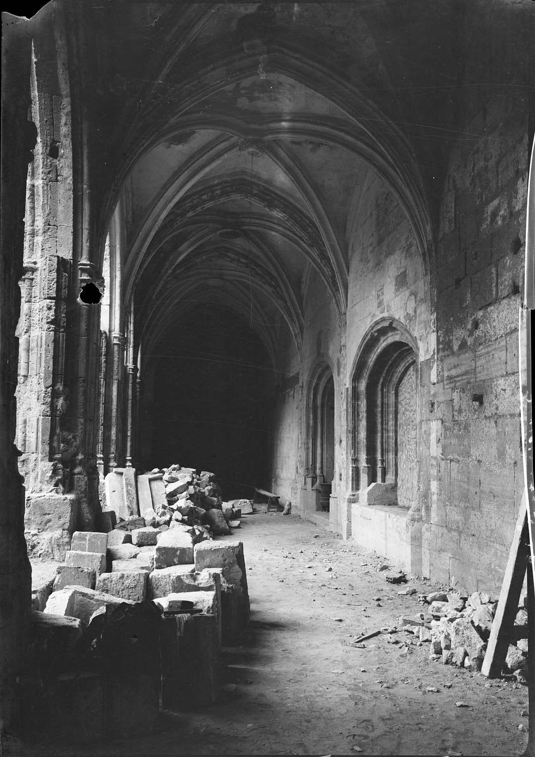 Cloître : galerie en travaux