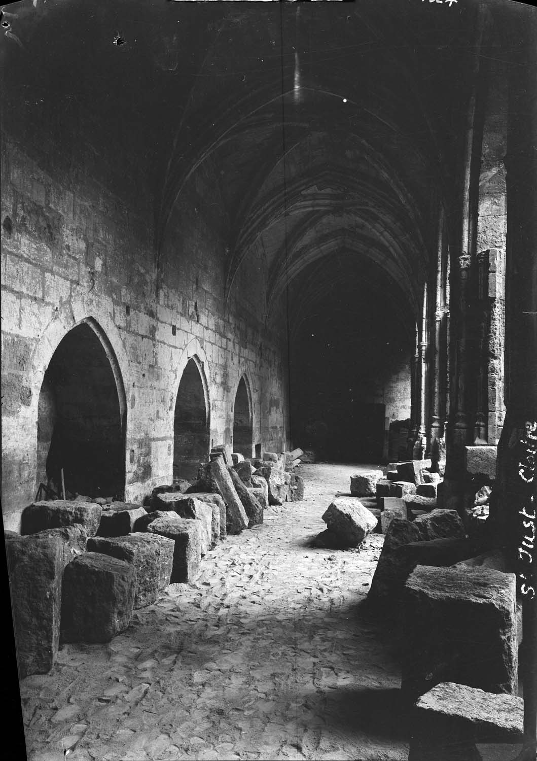 Cloître : galerie en travaux