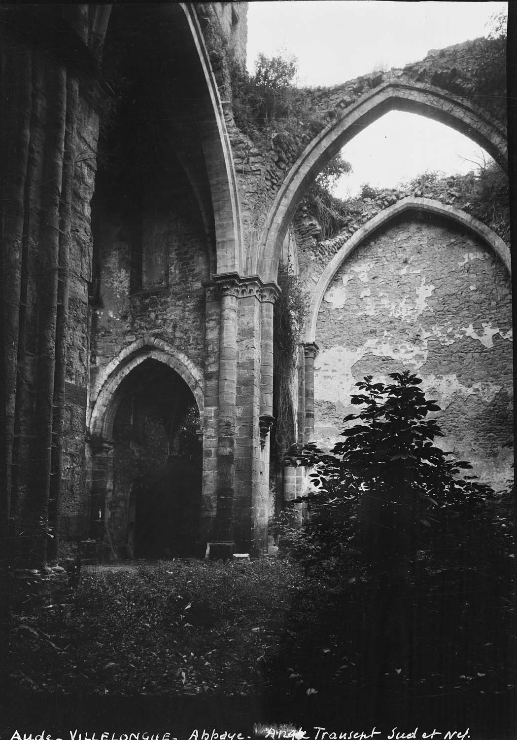 Intérieur : angle du transept sud et de la nef