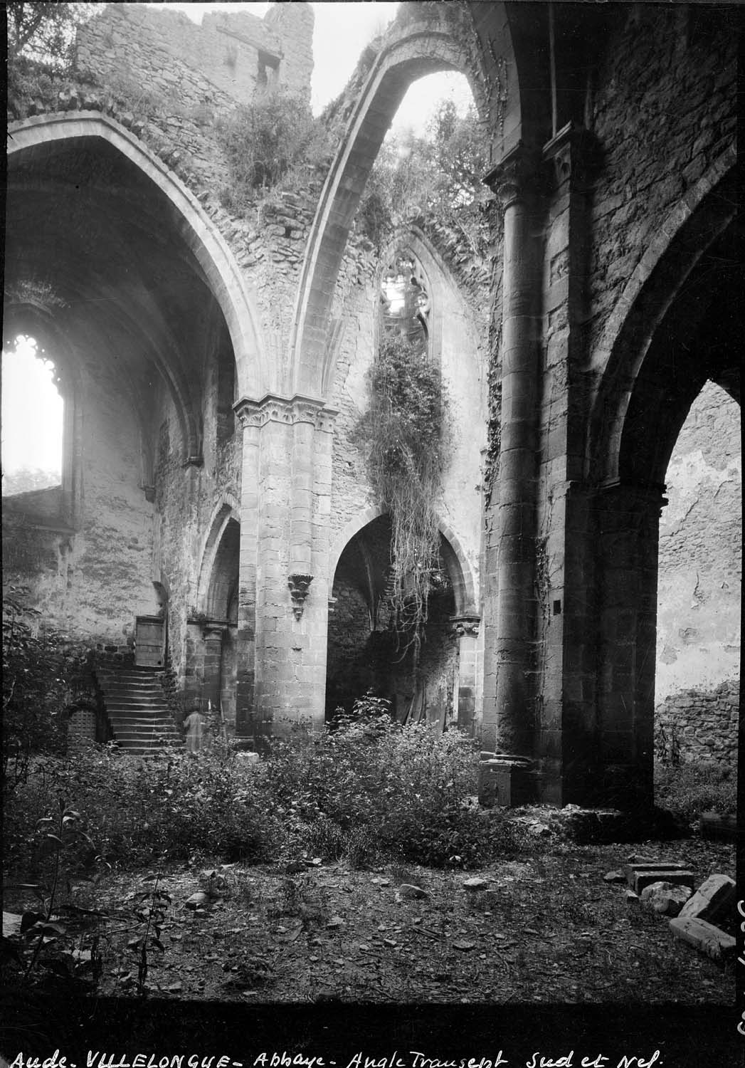 Intérieur : angle du transept sud et de la nef