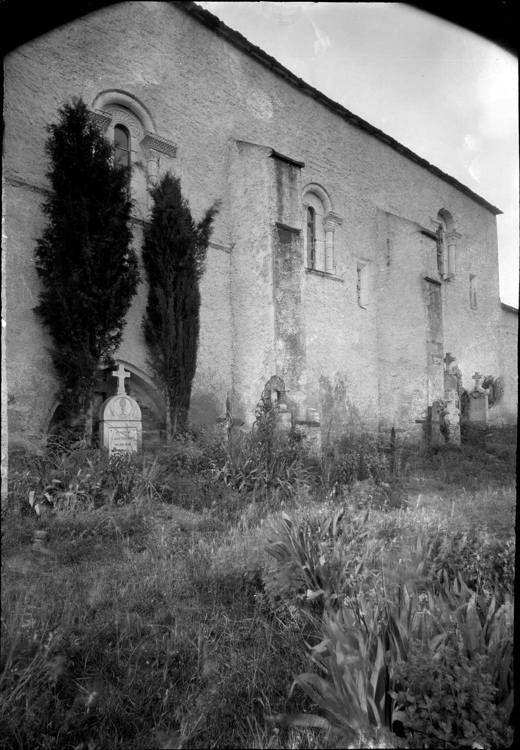 Extérieur : mur du côté du cimetière