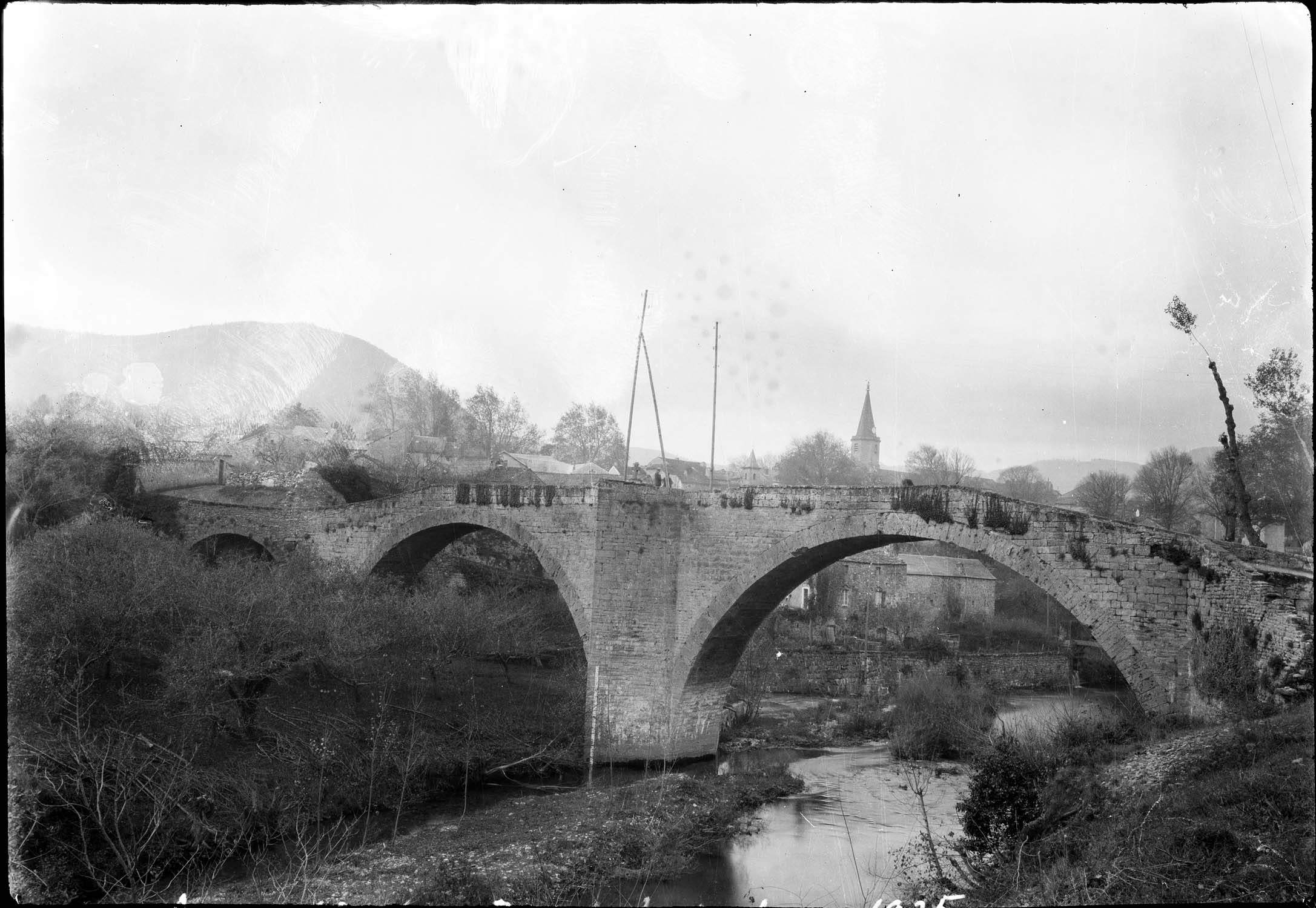 Vue partielle du pont : arches et avant-bec