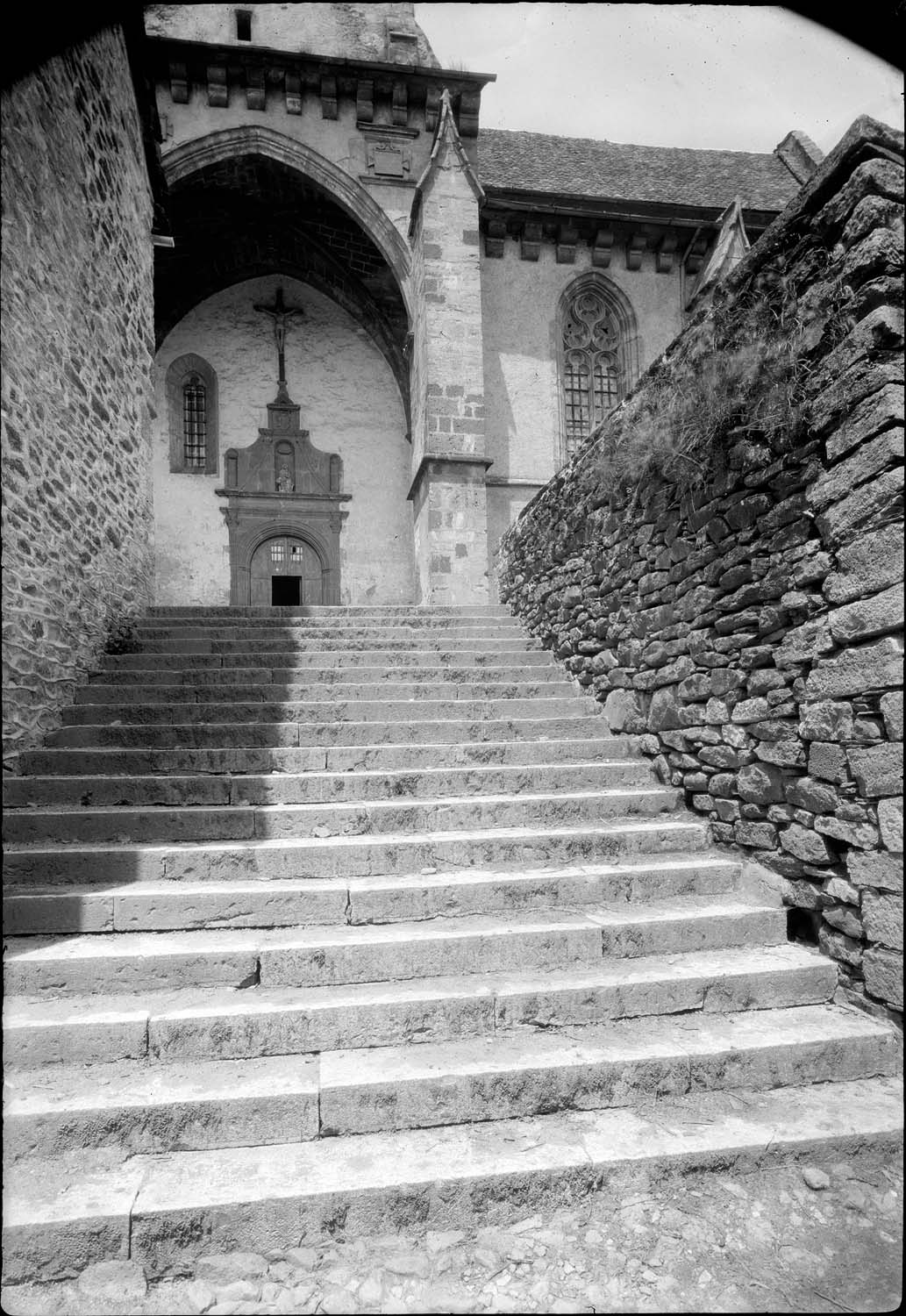 Portail et escalier le précédant