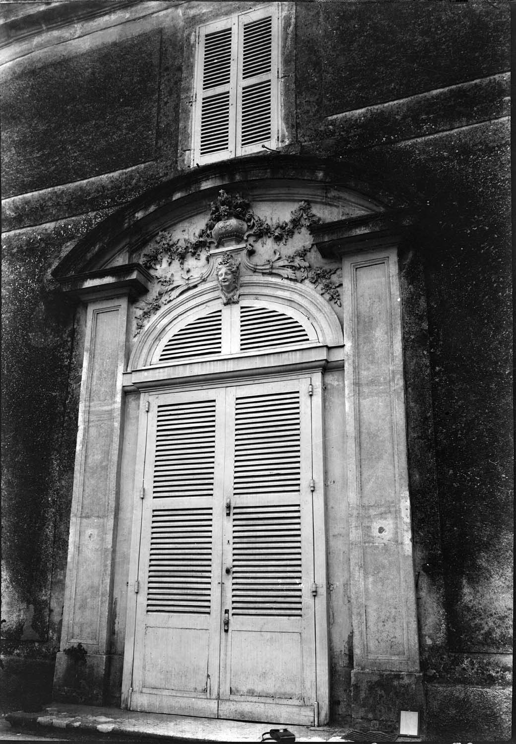 Façade sur cour : porte d’entrée