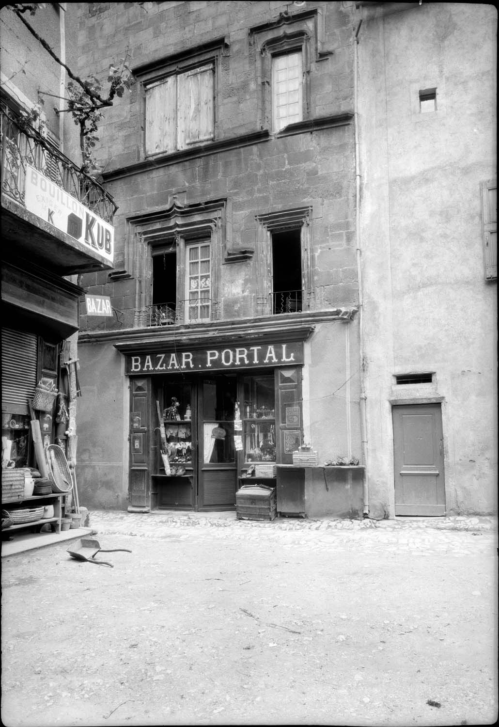Façade sur rue, portant l’enseigne « Bazar Portal »