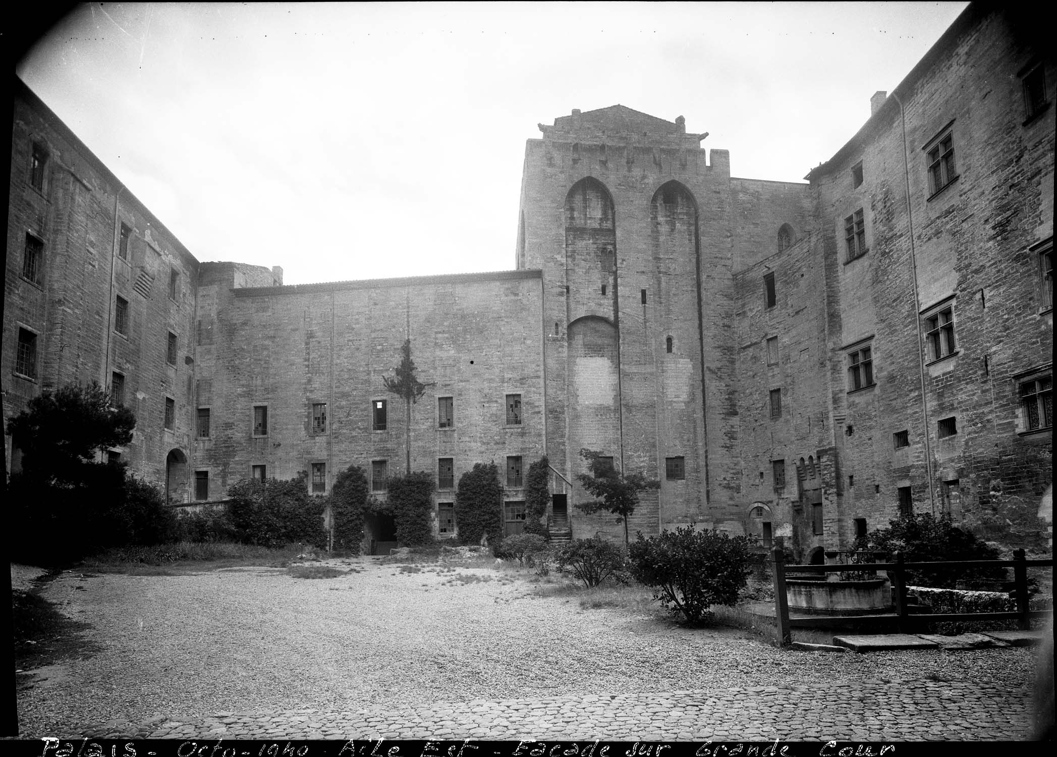 Aile est : façade sur la grande cour