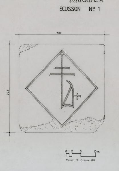 Ancienne Gendarmerie, ci-devant Grand séminaire ; pierre sculptée (fragment) en marbre blanc provenant du Campo Santo ; écusson carré posé en pointe monogramme : vue de face, détails et cotes de la pierre.