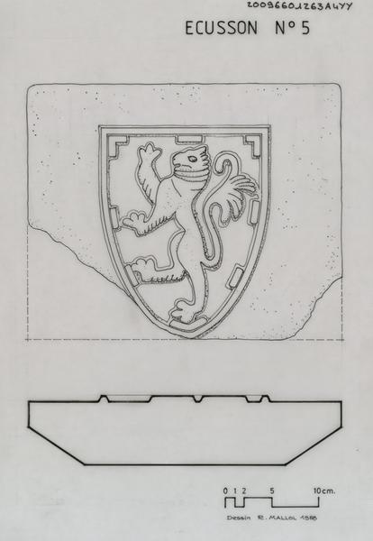 Ancienne Gendarmerie, ci-devant Grand Séminaire ; pierre sculptée (fragment) en marbre blanc provenant du Campo Santo ; écusson portant un lion hissant à la pointe : plan sur la ligne médiane et de face, détails et cotes de la pierre.