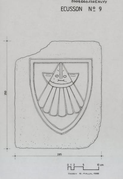 Ancienne Gendarmerie, ci-devant Grand Séminaire ; pierre sculptée (fragment) en marbre blanc provenant du Campo Santo ; écusson portant un écartelé en 1 et 4, un chien rampant, en 2 et 3, une étoile à 8 raies : vue de face, détails et cotes de la pierre.