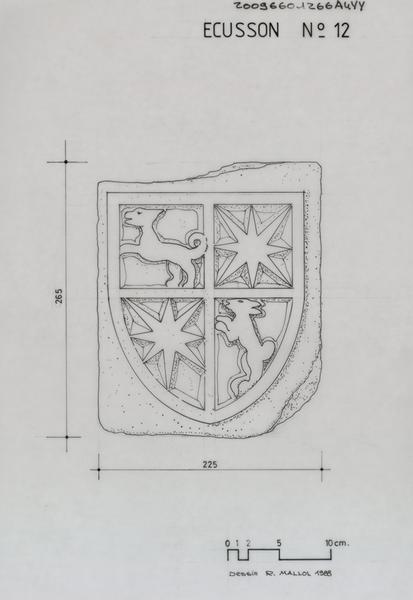 Ancienne Gendarmerie, ci-devant Grand Séminaire ; pierre sculptée (fragment) en marbre blanc provenant du Campo Santo ; écusson portant un écartelé en 1 et 4, un chien rampant, en 2 et 3, une étoile à 8 raies : vue de face, détails et cotes de la pierre.