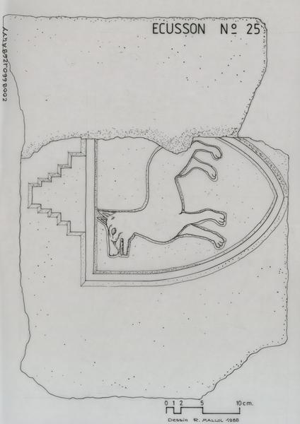 Ancienne Gendarmerie, ci-devant Grand Séminaire ; pierre sculptée (fragment) en marbre blanc provenant du Campo Santo ; écusson portant un chien passant : plan sur la ligne médiane, vue de face, détails et cotes de la pierre.