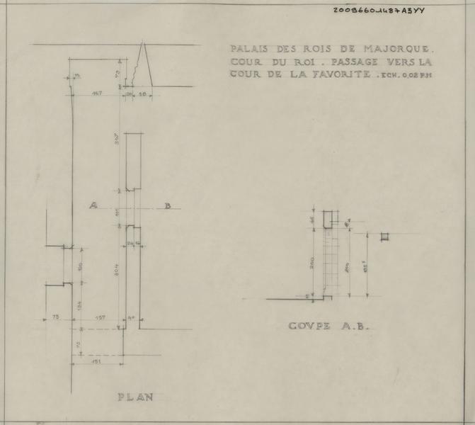 Palais des Rois de Majorque ; cour du Roi de Majorque ; passage vers la cours de la favorite : plan et coupe AB cotés.