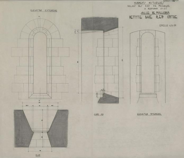 Palais des Rois de Majorque ; Salle de Mallorca ; petite baie plein cintre : plan, élévations extérieure et intérieure ; coupe AB ; le tout coté.