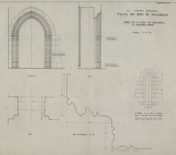 Palais des Rois de Majorque ; Salle de Mallorca : plan, élévation, coupe éch 1/20 ; profil des moulures de la porte éch. 1/2 ; projet des deux fenêtres Ouest : élévation cotée.