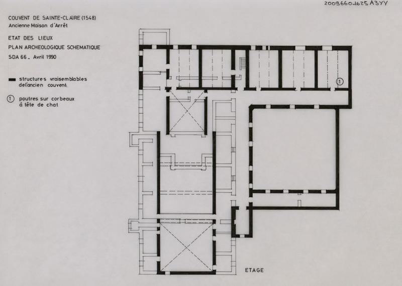 Etat des lieux ; plan archéologique schématique avec localisation des structures vraisemblablement de l'ancien couvent et de la poutre sur corbeaux à tête de chat.