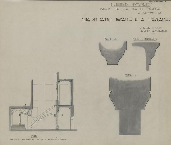 Coupe sur patio parallèle à l'escalier éch. 1/50 ; profils A,B et C localisés sur la coupe éch. 1/2.