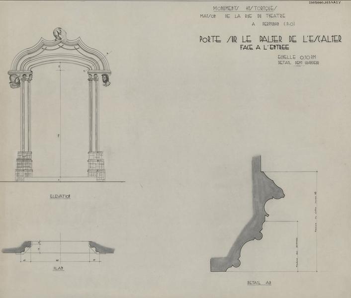 Porte sur le palier de l'escalier face à l'entrée : plan, élévation cotée éch. 1/10 ; détails de la moulure, des jambages et du cintre AB localisé sur l'élévation éch. 1/2.