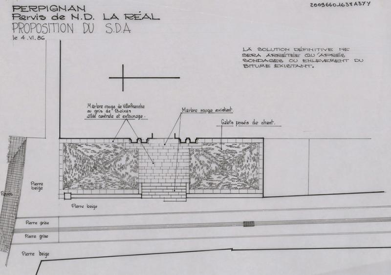 Eglise Notre-Dame de la Réal ; parvis ; proposition du SDAP non retenue : plan avec localisation des aménagements à effectuer.