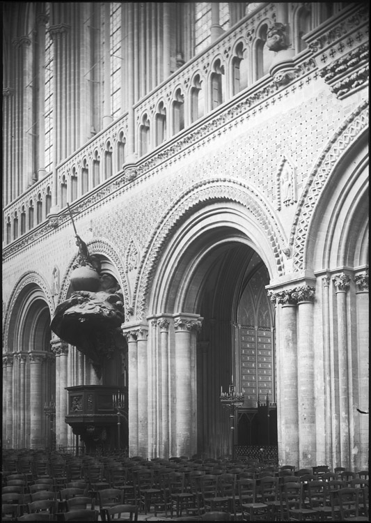 Intérieur, nef : arcades côté nord, chaire à prêcher