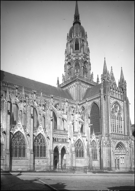 Façade sud, transept sud et tour de la croisée du transept