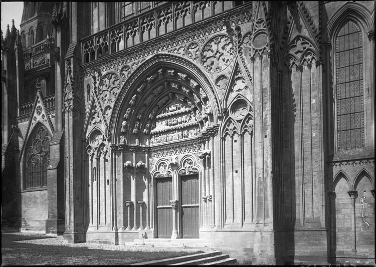 Transept sud : portail