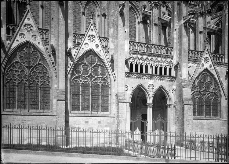 Façade sud, partie inférieure : fenêtres des chapelles et petit porche