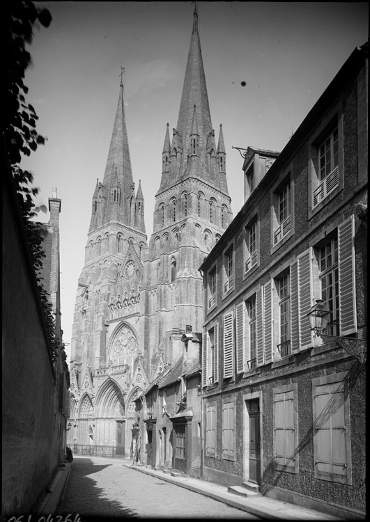 Façade ouest, vue dans la perspective d’une rue