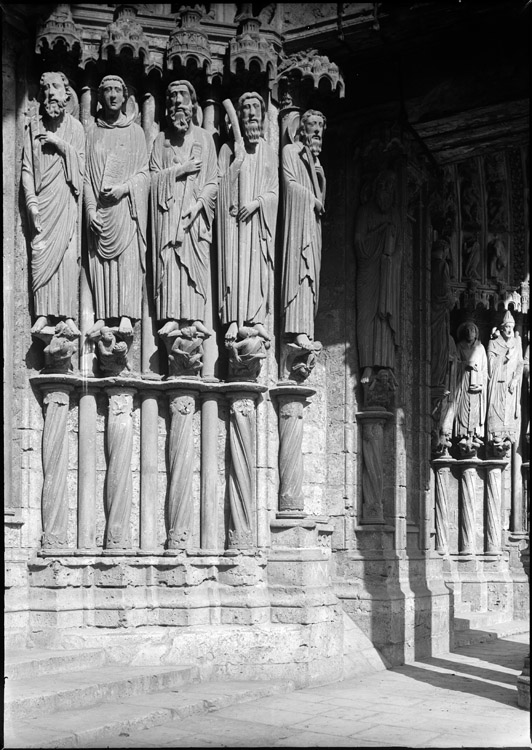 Portail central de la façade sud : statues-colonnes de l’ébrasement droit vues vers l’est