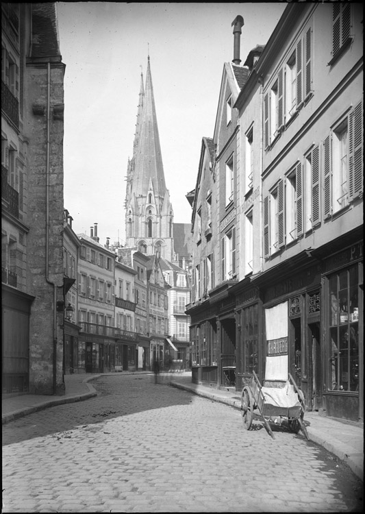 Flèche sud de la façade ouest vue de la rue des Changes