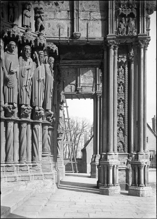 Portail central de la façade sud : statues-colonnes de l’ébrasement droit et piliers du porche vus vers l’est