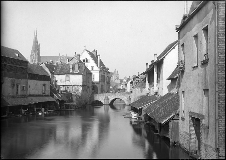 Lavoirs au bord de l’Eure, le pont et les flèches de la cathédrale en arrière-plan