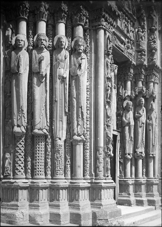 Façade ouest : statues-colonnes du portail central et du portail sud vues vers le sud