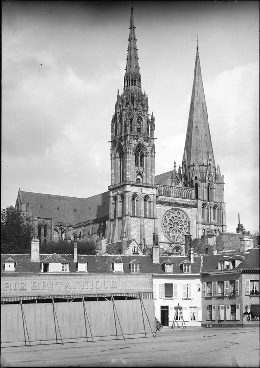 Tours et partie supérieure de la façade ouest vues de la place Châtelet