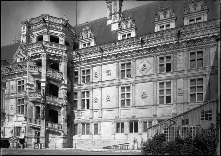 Aile François Ier : partie de la façade intérieure avec l'escalier Renaissance