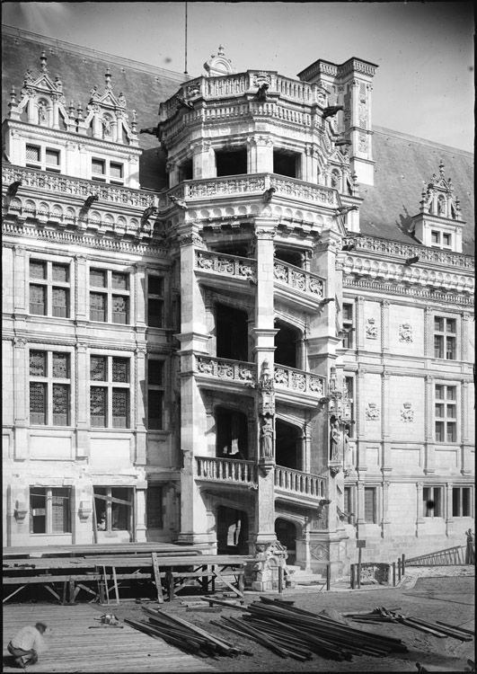 Aile François Ier, façade intérieure : escalier Renaissance